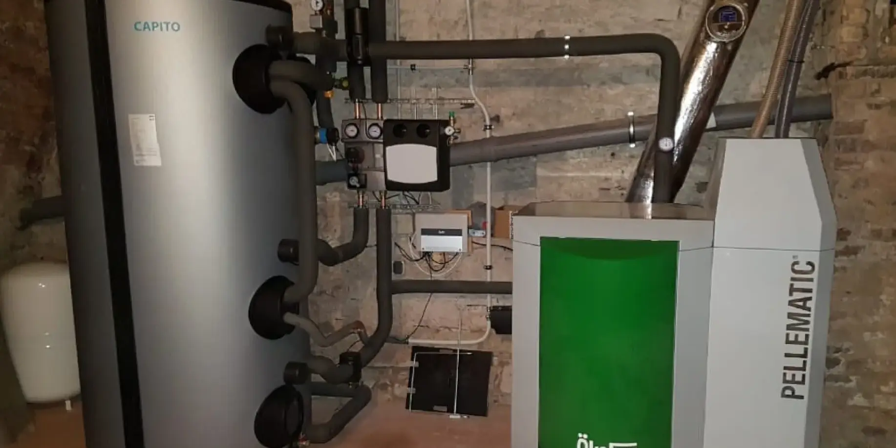 Pelletheizung mit Pufferspeicher im Heizungskeller