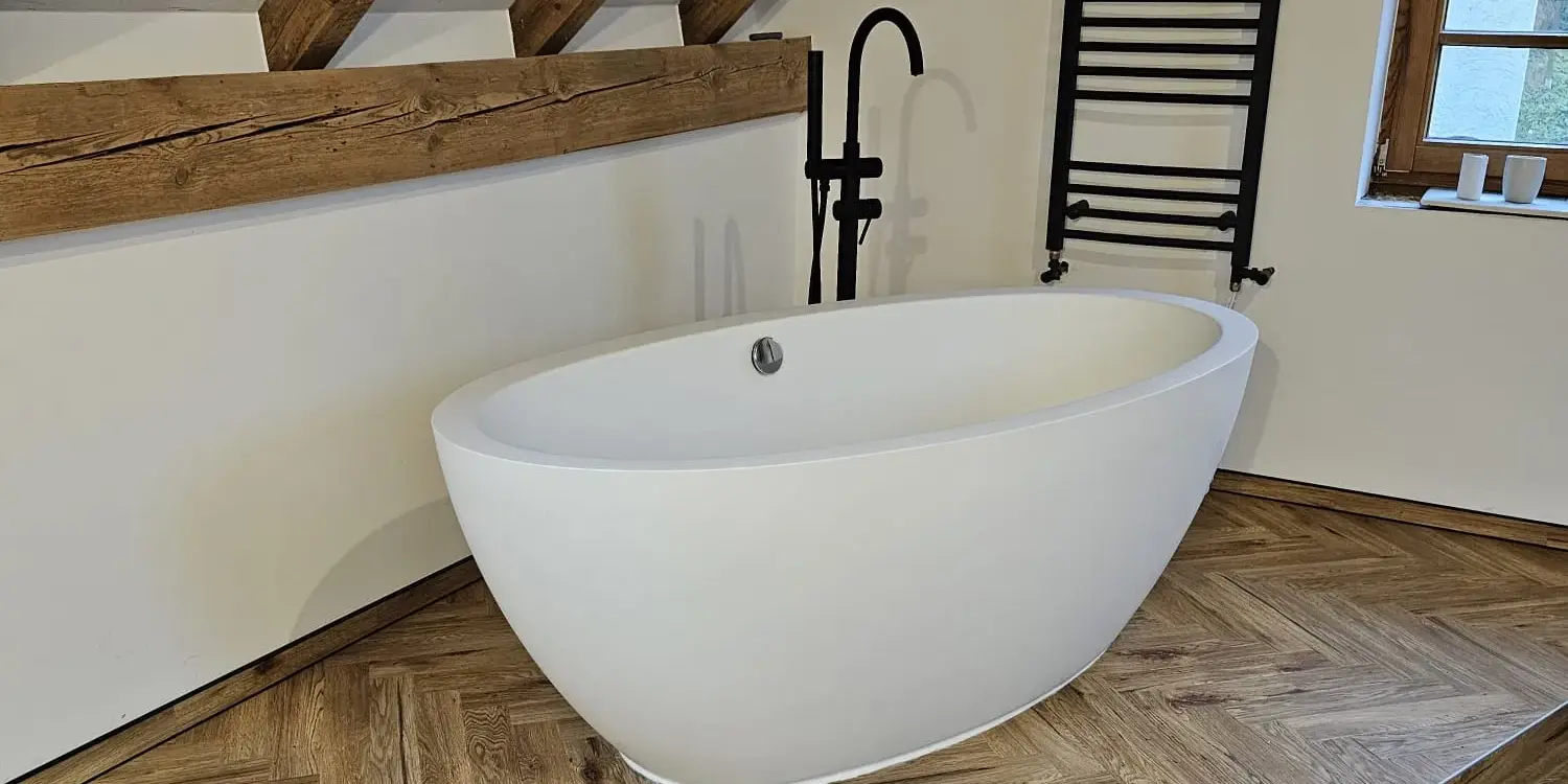 Modernes Badezimmer mit freistehender Badewanne