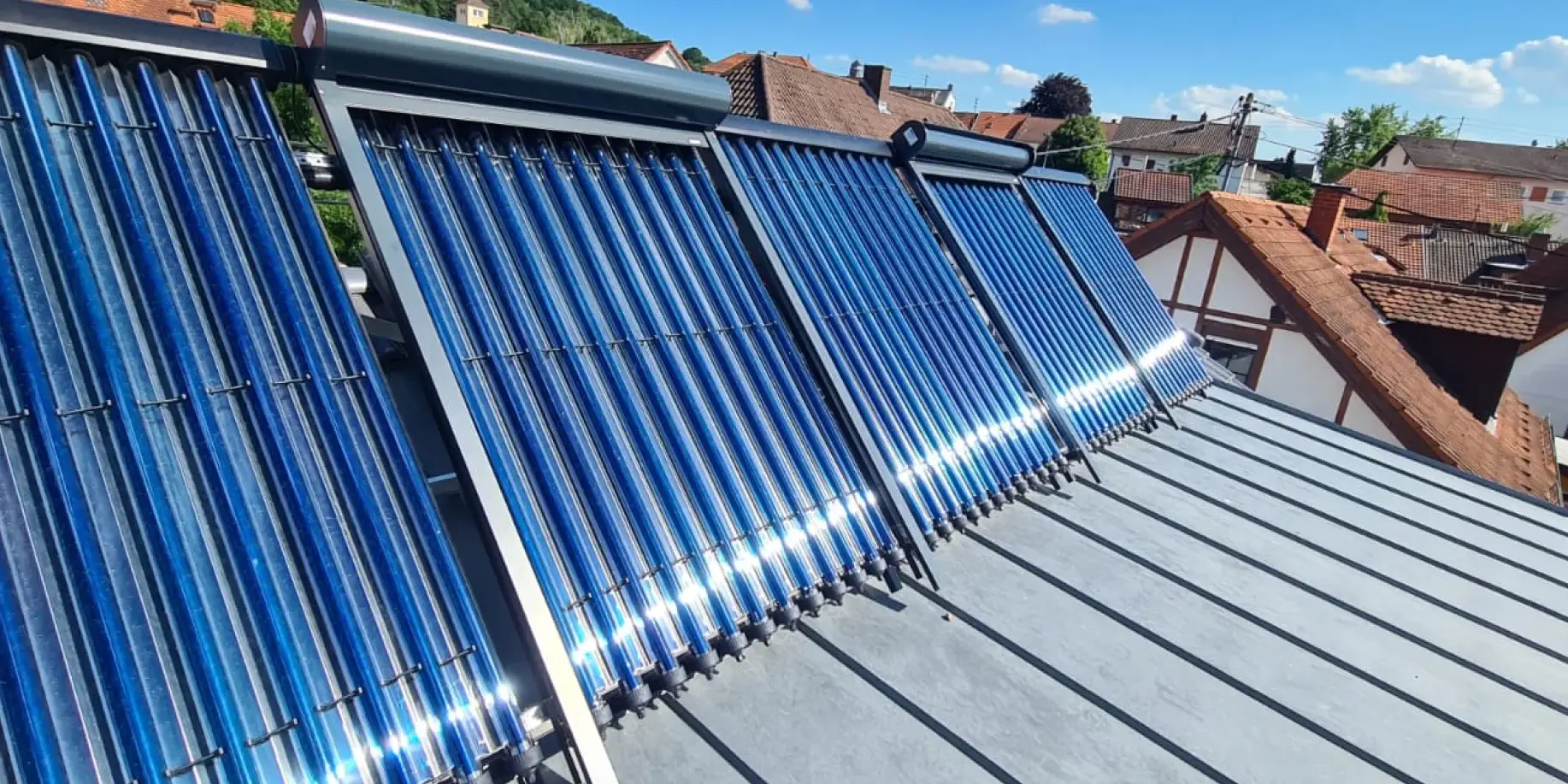 Solarthermie-Röhrenkollektoren auf einem Hausdach
